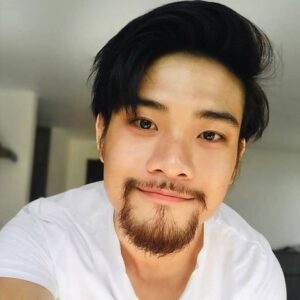 Joven asiático con barba corta