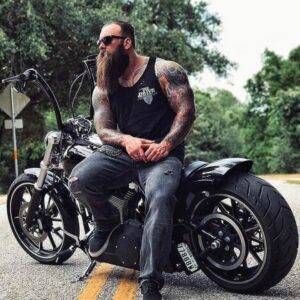 Biker avec moto et barbe