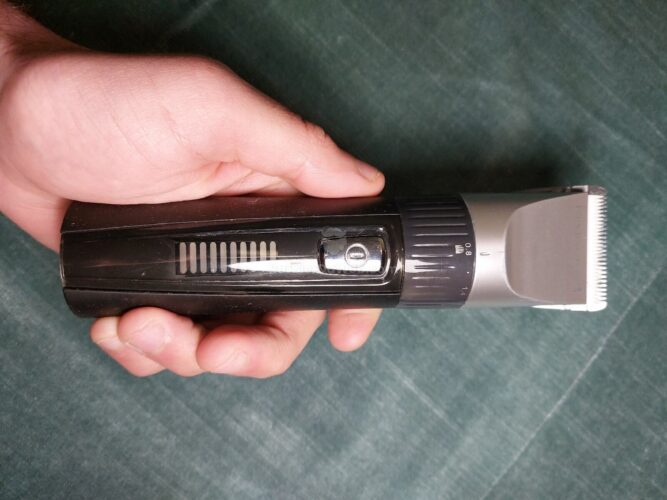 Waterproof beard trimmer