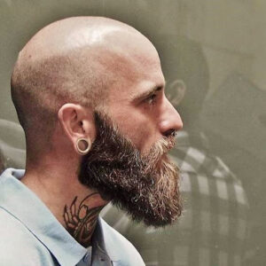 Hombre bajo con barba de vikingo
