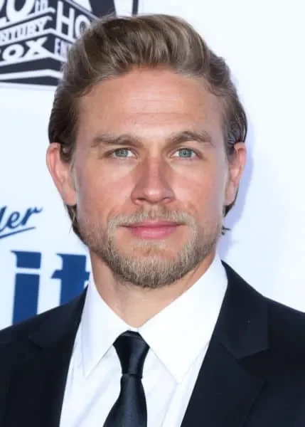 Charlie hunnam hijos de la anarquía bigote