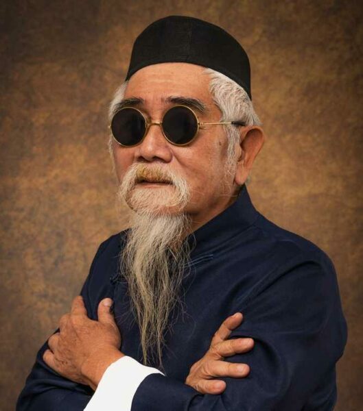 Viejo chino con barba larga