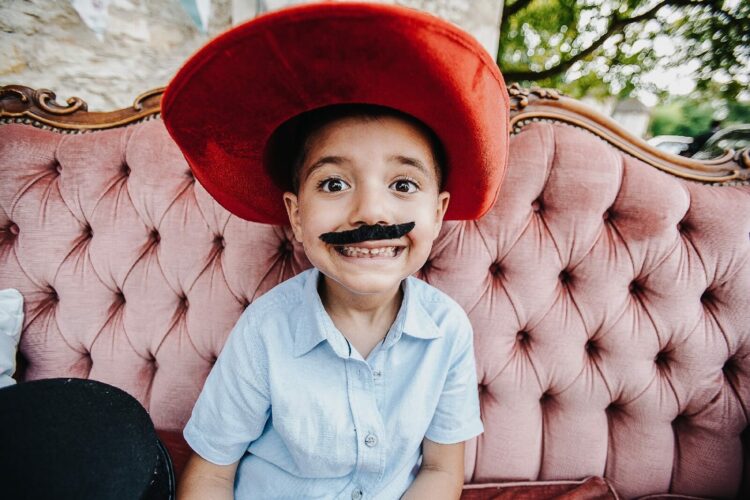 Enfant avec un sombrero et une moustache mexicaine