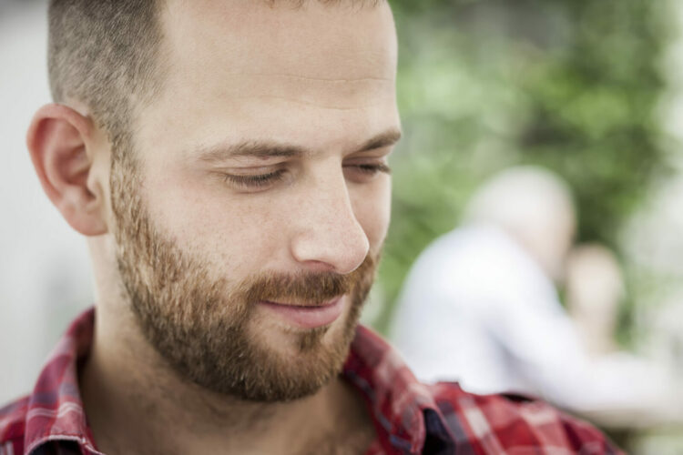 Homme barbe courte