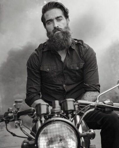 Homme biker barbu