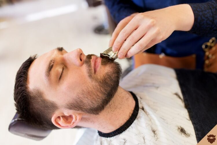 Que peut-on employer pour nettoyer les lames d'une tondeuse à barbe