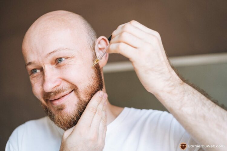 Homme se met de l'huile sur la barbe