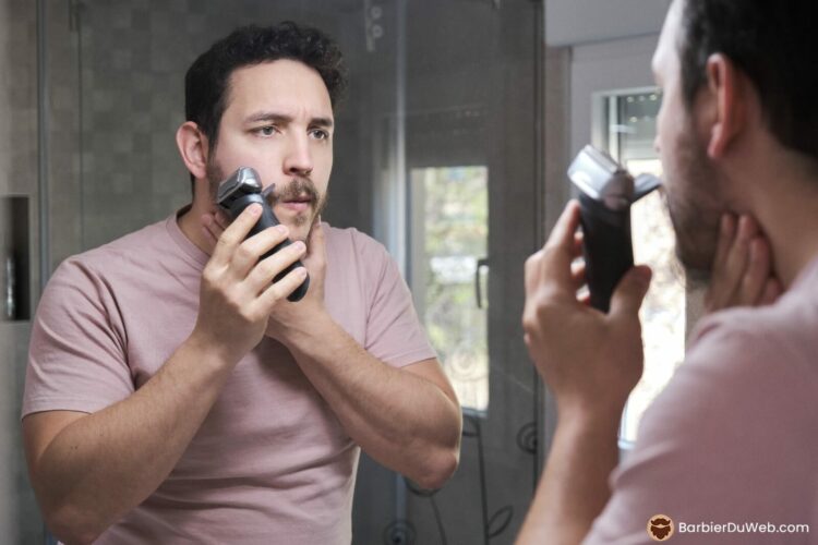Un hombre se afeita la barba con una maquinilla