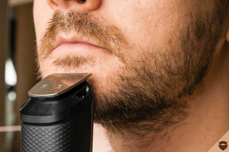 homme-rase-barbe-chaume-tondeuse-poils-sous-levre