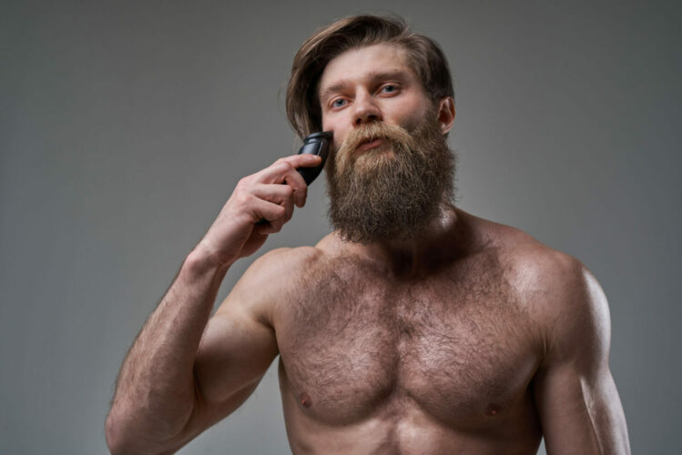 man holding a beard trimmer recuperator