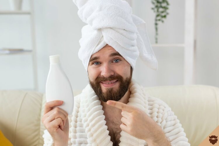 Homme et shampoing barbe