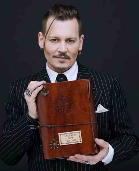 Johnny depp barba elegante