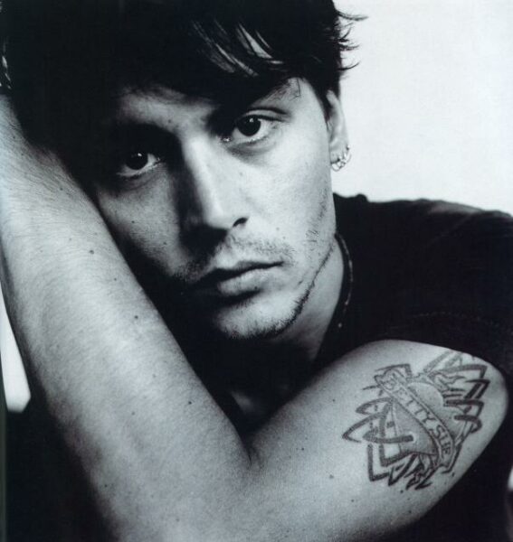 Johnny depp barbe longueur moyenne