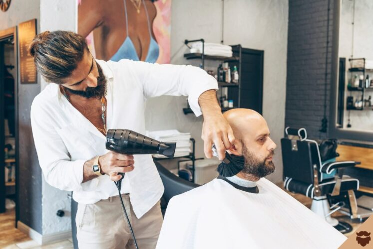 Soin de barbe et coiffe au seche-cheveux