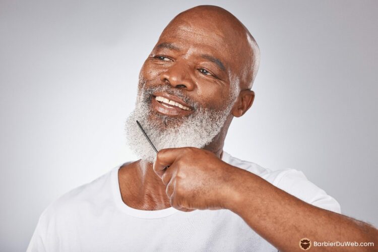 Homme noir entretient sa barbe