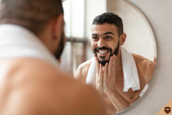Hombre árabe barba corta levantamiento bajo cuidado