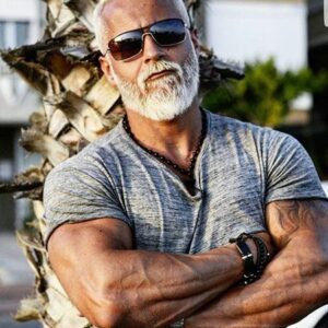 Homme barbe blanche muscle
