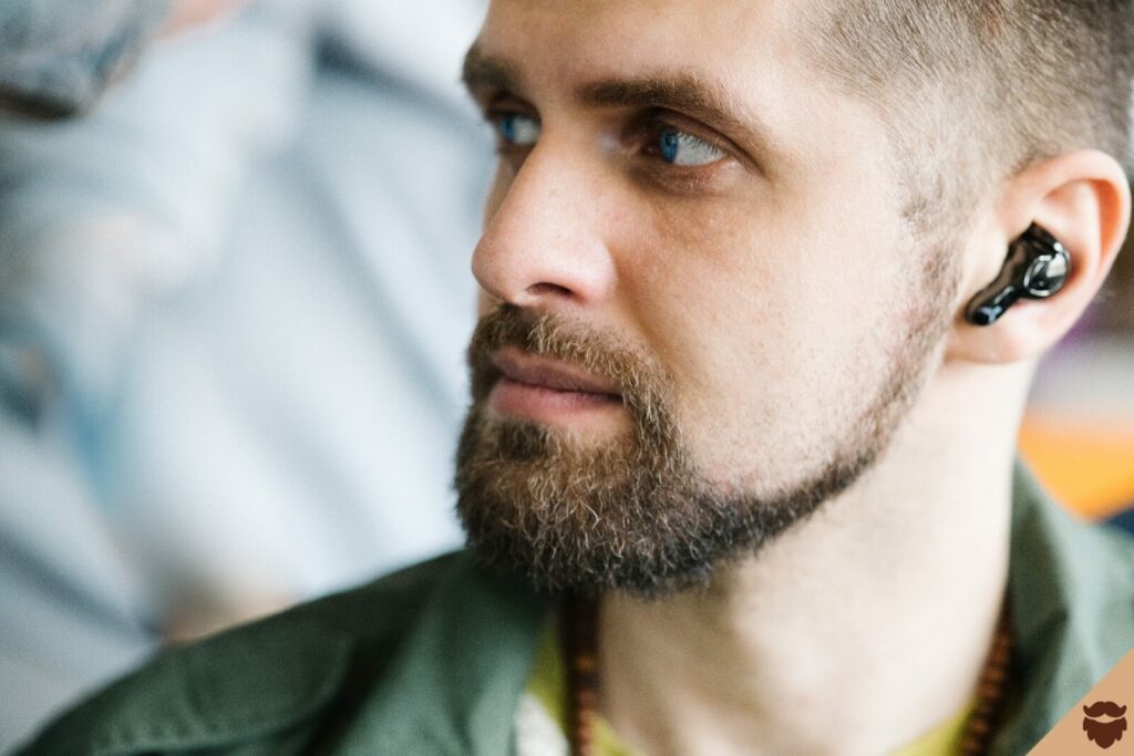 Hombre bajo con barba y cuello degradado