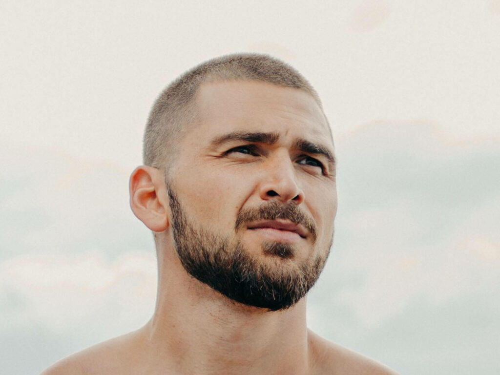 Hombre pelo corto barba pequeña