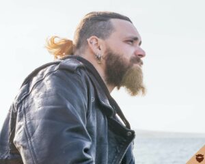 homme-cheveux-longs-barbe-viking