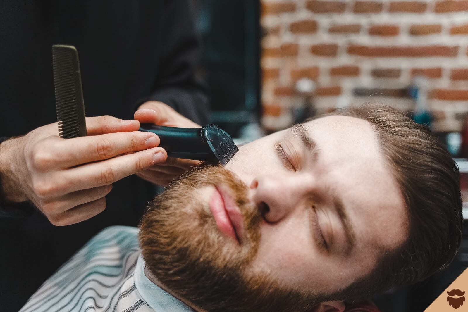 Hombre se recorta la barba con maquinilla
