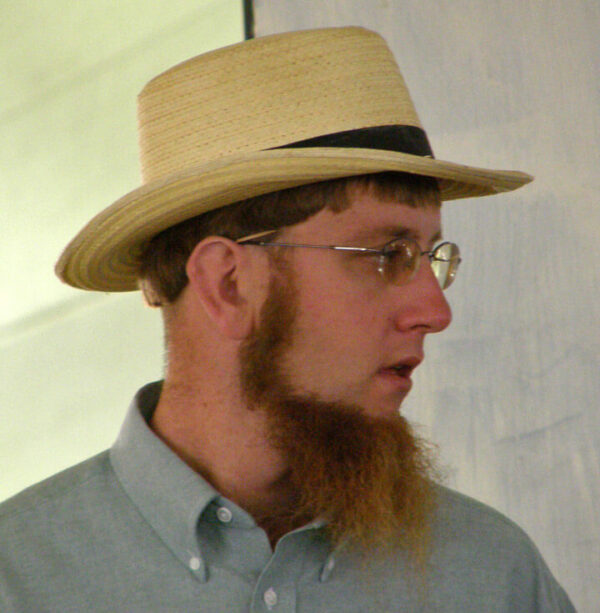 Hombre casado joven barba amish