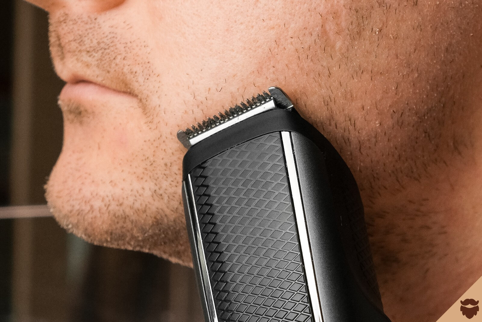 Que peut-on employer pour nettoyer les lames d'une tondeuse à barbe