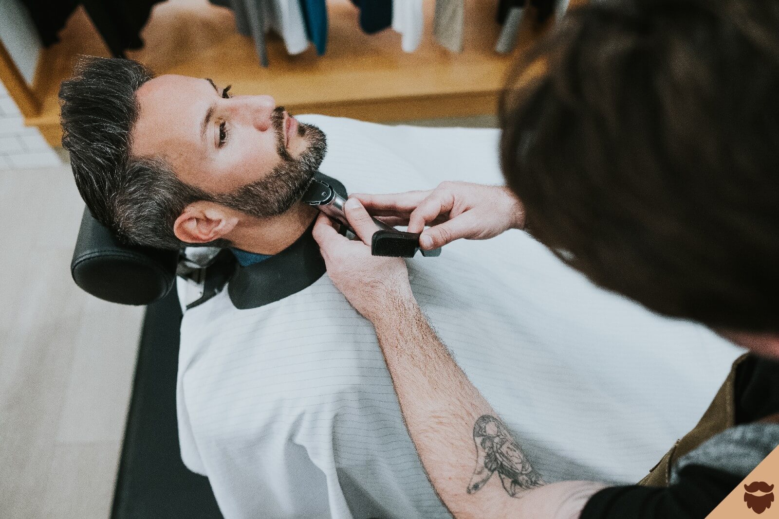 Un hombre se afeita la barba del cuello