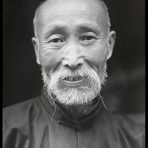 Vieux chinois avec barbe courte